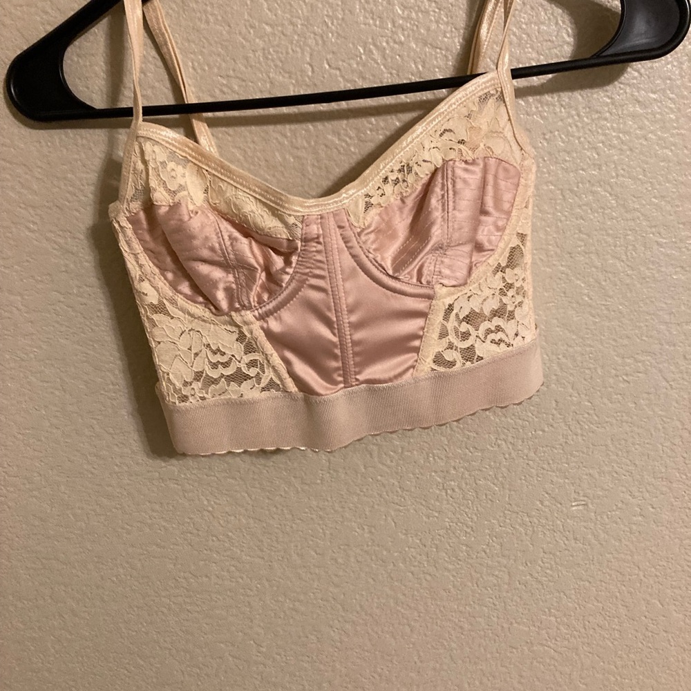 Urban outfitters lace top 
Xs/s
Barely worn 
Free shipping